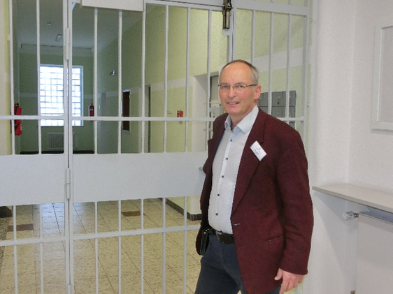 Das Gefängnis ist ein Ort, an den es nur wenige freiwillig zieht. Hinter hohen Mau-ern wird eine Freiheitsstrafe vollzogen. Jochen Stiefel ist seit 2014 Gefängnisseel-sorger an der JVA Heilbronn. Über das Leben im Knast, über die Menschen, die dort sitzen und arbeiten und über seine Arbeit berichtet Pfarrer Stiefel am Mittwoch, den 18.10.2023 im Gemeindehaus Kleingartach. Herzlichen Einladung, Beginn um 19 Uhr mit einem traditionellen Vesper